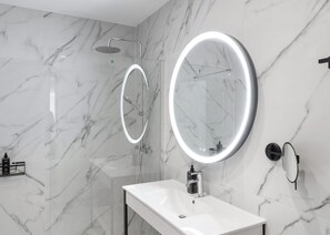 One-Bedroom Apartment | Baño | Regadera, amenidades de baño ecológicas, secadora de cabello, toallas 