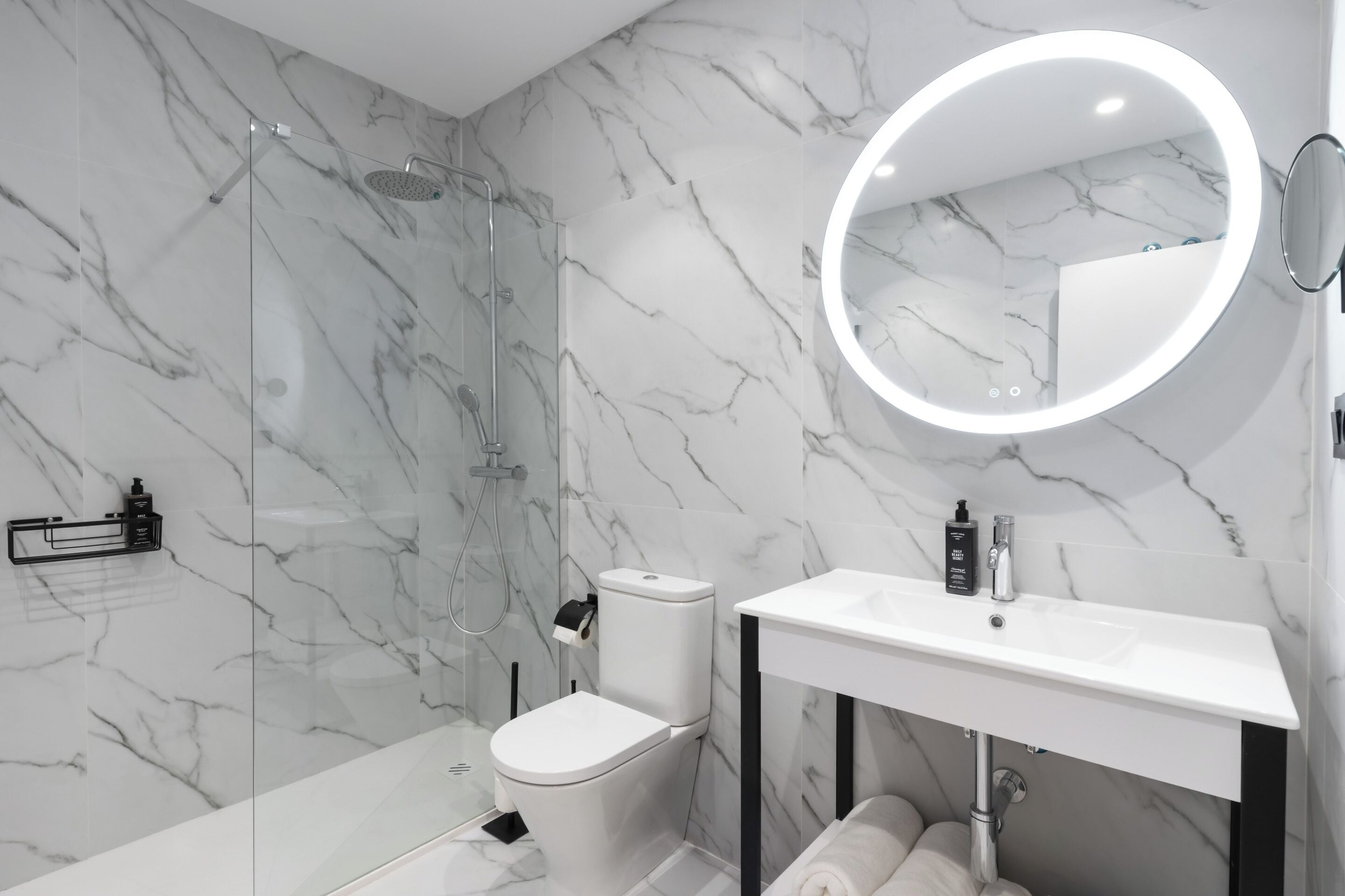Superior Studio with sofa bed | Bathroom | Shower, eco-friendly toiletries, hair dryer, towels