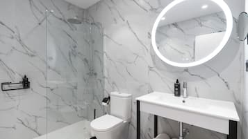 Superior Studio with sofa bed | Bathroom | Shower, eco-friendly toiletries, hair dryer, towels