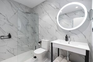 Superior Studio with sofa bed | Bathroom | Shower, eco-friendly toiletries, hair dryer, towels - Limehome Madrid Calle de Matilde Diez (Madrid)