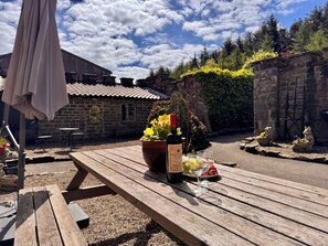 Outdoor dining - Wayside Farm Dairy Cottage (Scarborough)