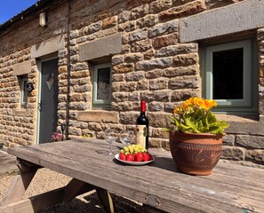Outdoor dining - Wayside Farm Dairy Cottage (Scarborough)