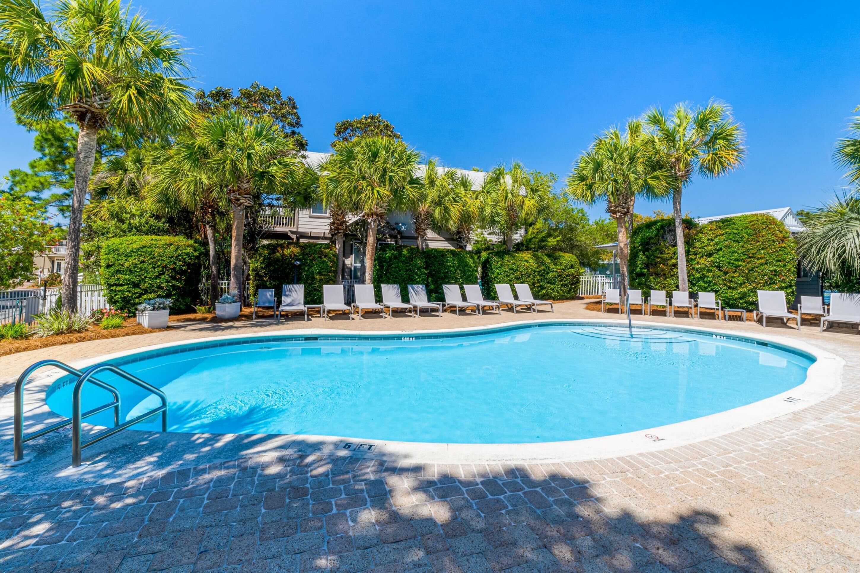 季節性室外泳池；躺椅