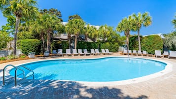 Außenpool (je nach Saison geöffnet), Liegestühle