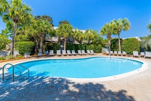 Seasonal outdoor pool, pool loungers - Cassine Station by Panhandle Getaways (Santa Rosa Beach)