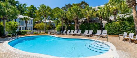 Una piscina al aire libre de temporada, tumbonas