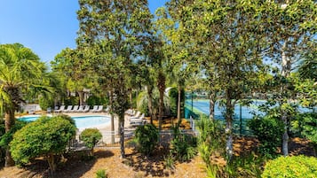 Piscina externa sazonal, espreguiçadeiras