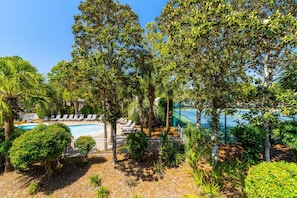 Piscina externa sazonal, espreguiçadeiras