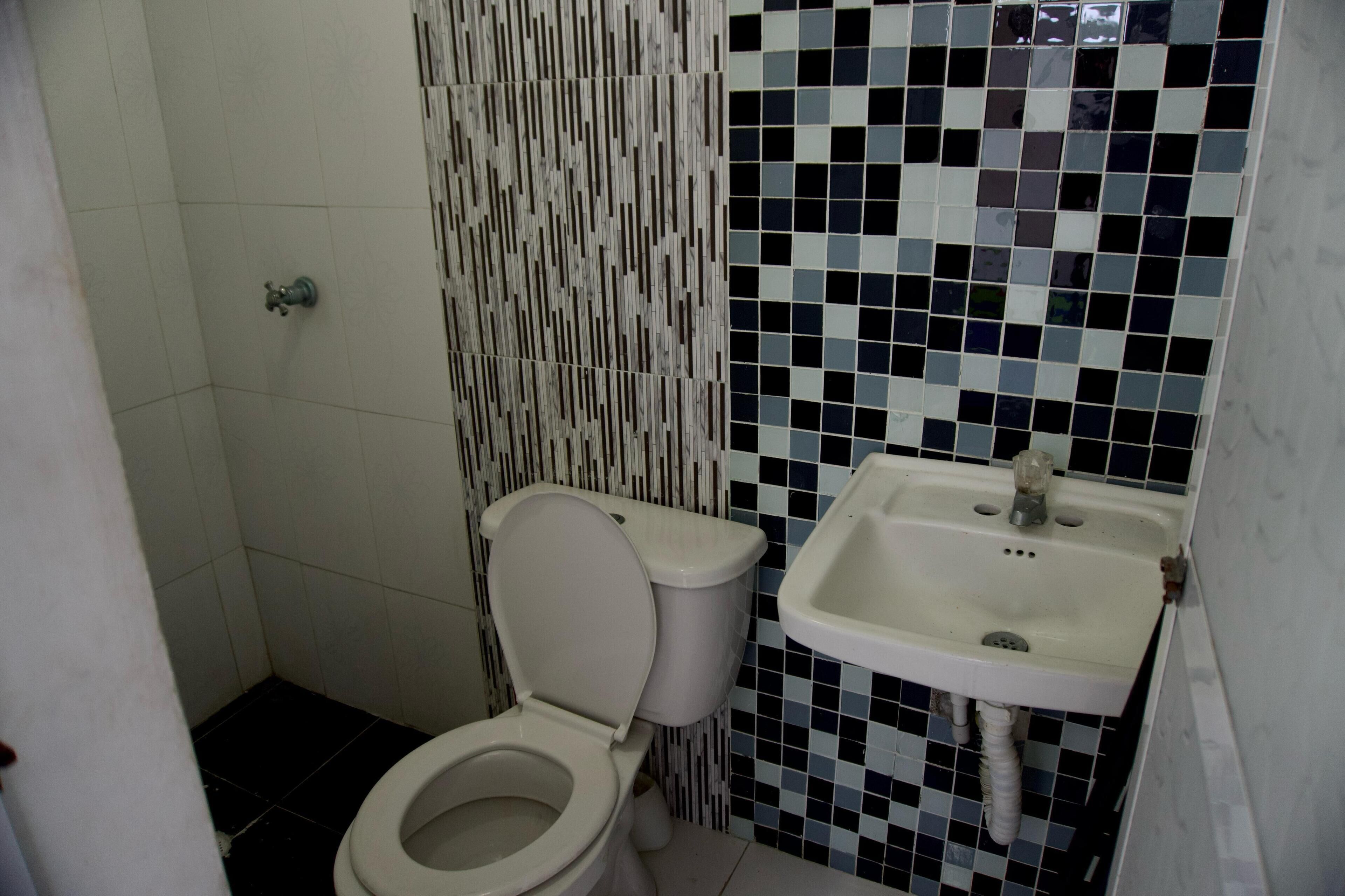 Un baño pequeño con inodoro y lavamanos.