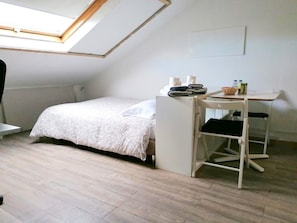 1 chambre, bureau, fer et planche à repasser, Wi-Fi