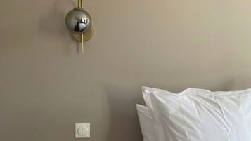 5 bedrooms, iron/ironing board, WiFi, bed sheets