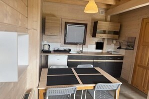 KylskÄp, spishÀll, kaffe- och tebryggare och brödrost