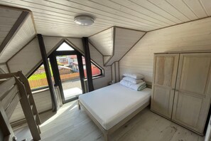 2 bedrooms, iron/ironing board, travel cot, free WiFi