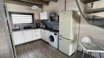 Réfrigérateur, micro-ondes, plaque de cuisson, lave-vaisselle