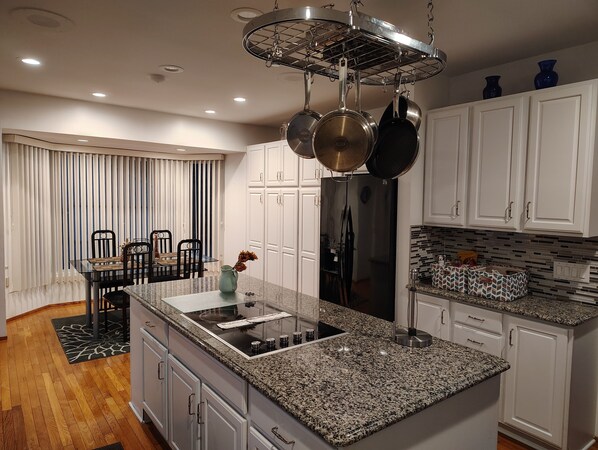 冷蔵庫、電子レンジ、オーブン、コンロ