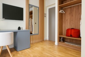 ห้องดีลักซ์ดับเบิล | มินิบาร์ฟรีบางอย่าง, ตู้นิรภัยในห้องพัก, โต๊ะทำงาน