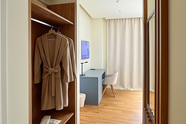 Artículos del minibar gratis y caja de seguridad en la habitación