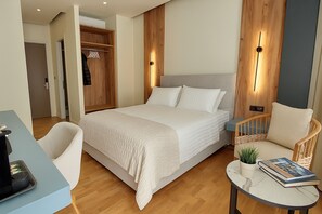 Free minibar items, in-room safe, desk, laptop workspace - Elite Patras Suites (Patras)