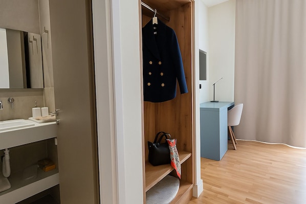 Deluxe-dobbeltværelse | Gratis produkter i minibaren, pengeskab på værelset, skrivebord