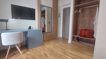 Quarto casal luxo | Cofres nos quartos, escrivaninha, espaço de trabalho para notebook