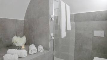 Serviettes fournies, savon, papier toilette