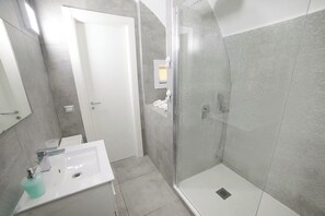 Douche, serviettes fournies, savon, papier de toilette