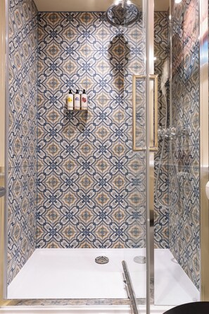 Chambre double | Salle de bain | Articles de toilette griffés, séchoir à cheveux, serviettes fournies