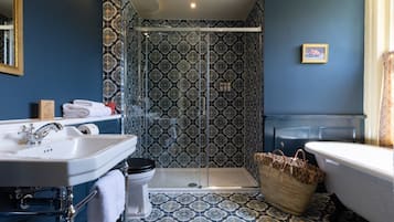 Huone | Kylpyhuone | Designer-hygieniatuotteet, hiustenkuivaaja, pyyhkeet, vessapaperi