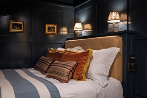 Snug Double Room | In-room safe, iron/ironing board, free WiFi, bed sheets