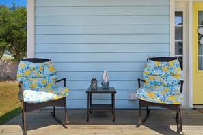 Property grounds - ☀️Pet Friendly-Walk to Beach-Shared Pool-Outdoor Space-Suzwinks Beach House☀️ (Miramar Beach)