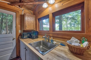 Private kitchen - Vincent Lake Cabin #1 (Levering)