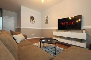 Una televisión, una oficina