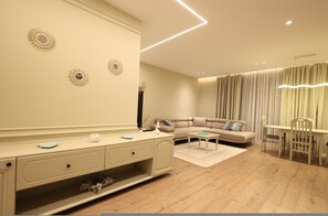 TV - Grandstay Apartments 005 (Durrës)