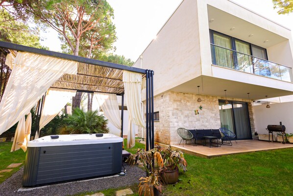 Unclassified image, 1 of 54, button - Parrot's Home in Plazhi San Pietro (Plazhi San Pietro)