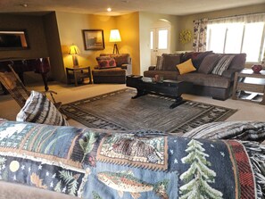 Smart-tv, een open haard en tafelvoetbal