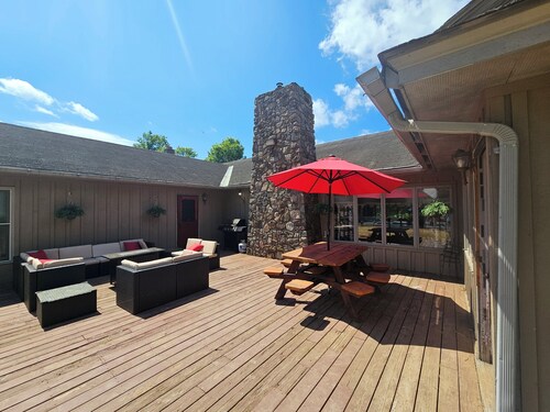 Spacious 6-bedroom House/Minutes From Lake George