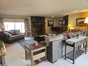 Smart-tv, een open haard en tafelvoetbal