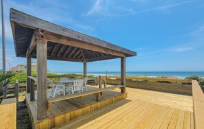 Outdoor dining - Oceanside Manor – Low Tide: Your Beach Getaway (Surf City)