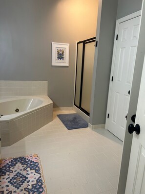 Håndklær og toalettpapir