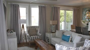 Kondominium, pemandangan kota | Area keluarga | Smart TV 50-inci dengan saluran TV digital, Netflix, dan Hulu