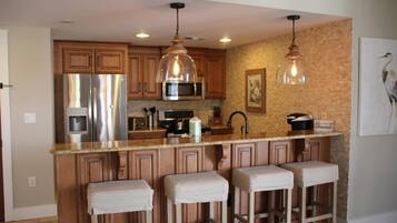 Kondominium, pemandangan kota | Dapur pribadi | Lemari es besar, microwave, oven, dan kompor