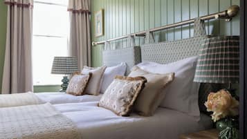 Ropa de cama de alta calidad y caja de seguridad en la habitación