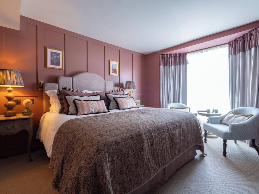 Fancy Room | Luxe beddengoed, een kluis op de kamer, een bureau, een laptopwerkplek