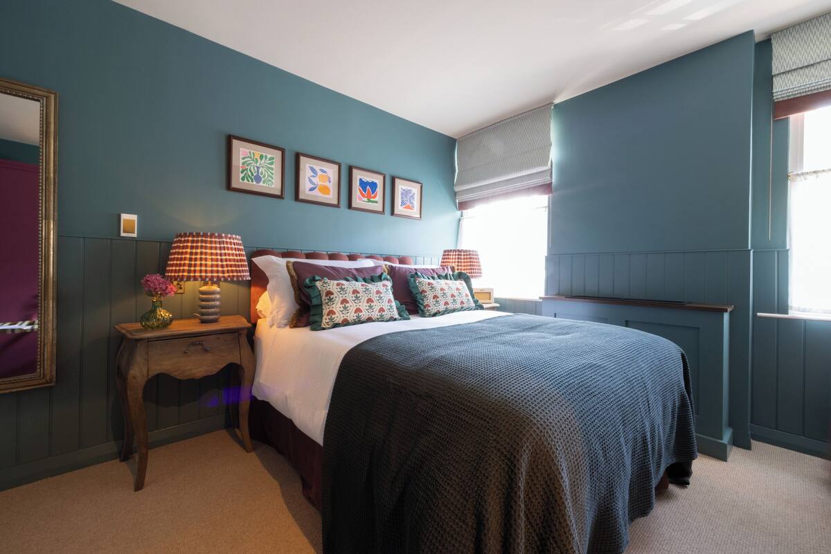 Snug Room | Luxe beddengoed, een kluis op de kamer, een bureau, een laptopwerkplek