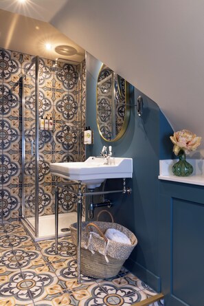 Snug Room | Baño | Regadera, amenidades de baño gratuitas, secadora de cabello, toallas