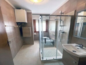Apartment, 2 Schlafzimmer, Balkon | Badezimmer