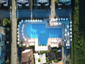 Departamento, 2 habitaciones, balcón | Alberca | Alberca al aire libre 