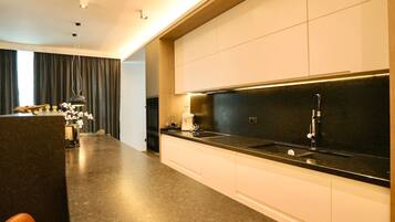 Frigorifero, microonde, forno, piano cottura