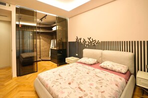 1 makuuhuone, työpöytä, silitysrauta/-lauta, vauvan matkasänky