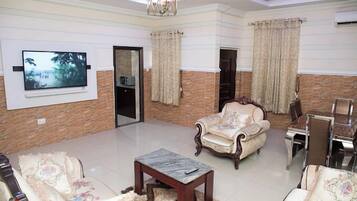 Habitación económica, balcón, vistas a la ciudad | Zona de estar